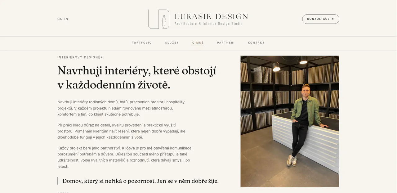 Страница «О студии» Lukasik Design: дизайнер снят в шоуруме материалов рядом со своим подходом к интерьеру